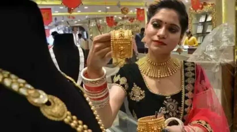 शादी सीजन से पहले सस्ता हुआ सोना, स्थिर हुआ चांदी का भाव, जानिए आज का नया रेट