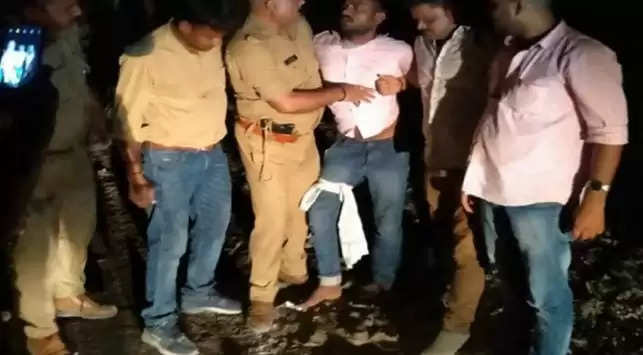 पुलिस की संयुक्त टीम ने चैन स्नैचिंग, लूटपाट करने वाले 2 शातिर अभियुक्तों को मुठभेड़ में किया गिऱफ्तार