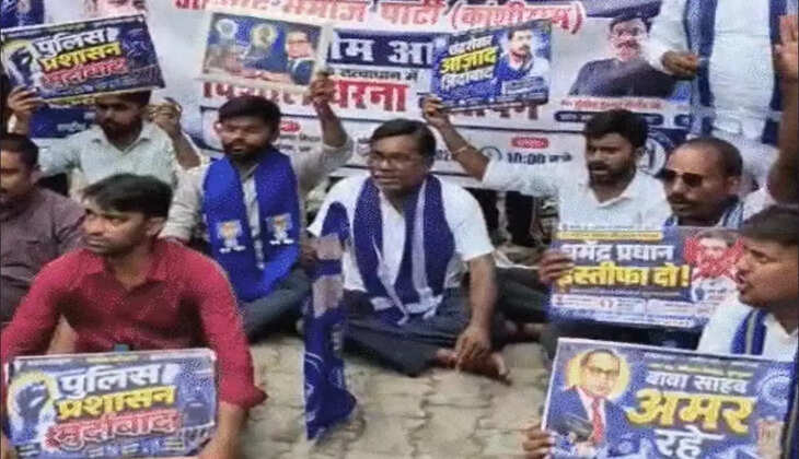प्रयागराज में CJP छात्रों का प्रदर्शन, धर्मेंद्र प्रधान के इस्तीफे की मांग को लेकर सड़कों पर उतरे छात्र
