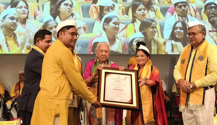 रुद्राक्ष में सजा सम्मान का मंच, राज्यपाल ने 53 मेधावियों को पहनाए 82 पदक