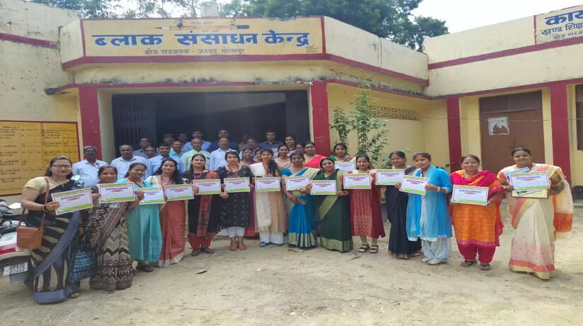 खण्ड शिक्षा अधिकारी सहजनवा ने 31 शिक्षकों को किया सम्मानित