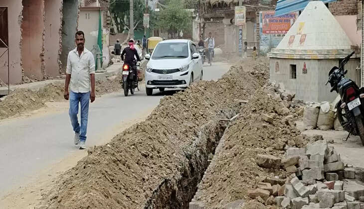 Paryagraj News: छतनाग रोड पर बिजली का अंदर ग्राउंड वायर डालने के लिए खुदाई कर ठेकेदार हुआ लापता आम जनता को हुआ जान का खतरा