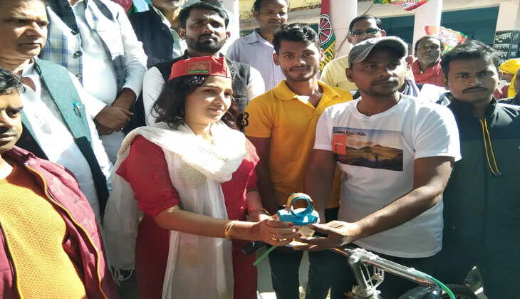अयोध्या में&nbsp;बीकापुर तहसील परिसर स्थित शहीद स्मारक स्थल पर समाजवादी पार्टी के संस्थापक उत्तर प्रदेश के पूर्व मुख्यमंत्री का 83वां जन्म दिवस साइकिल रेस निकालकर हुआ संपन्न