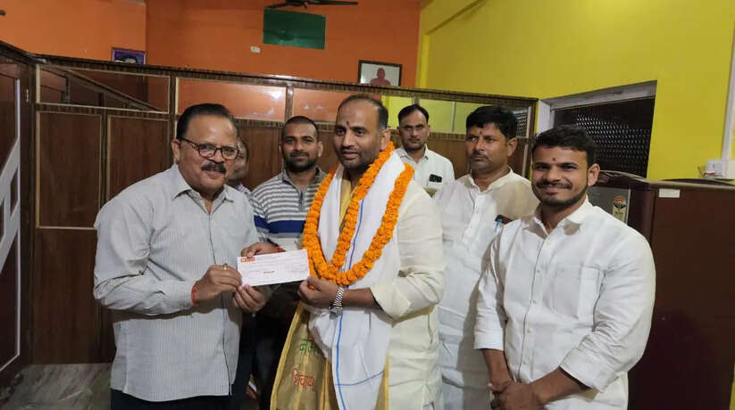 Chandauli News: बाबा कीनाराम को मिला काला धान का पहला चेक, पूर्व विधायक ने समिति को सौंपा चेक