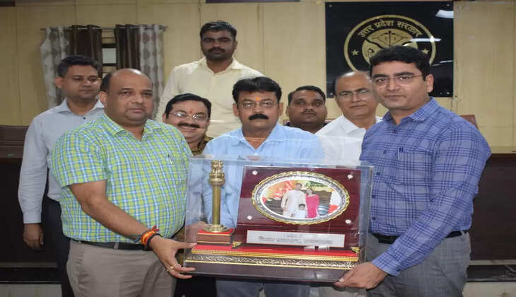 Prayagraj News: जिलाधिकारी को दी गयी भावपूर्ण विदाई
