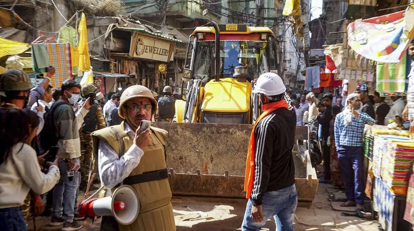 Dal Mandi Widening, Varanasi Dal Mandi Road, Bulldozer Action, Varanasi Road Widening, Dal Mandi Demolition, Varanasi Development Project, PWD Varanasi