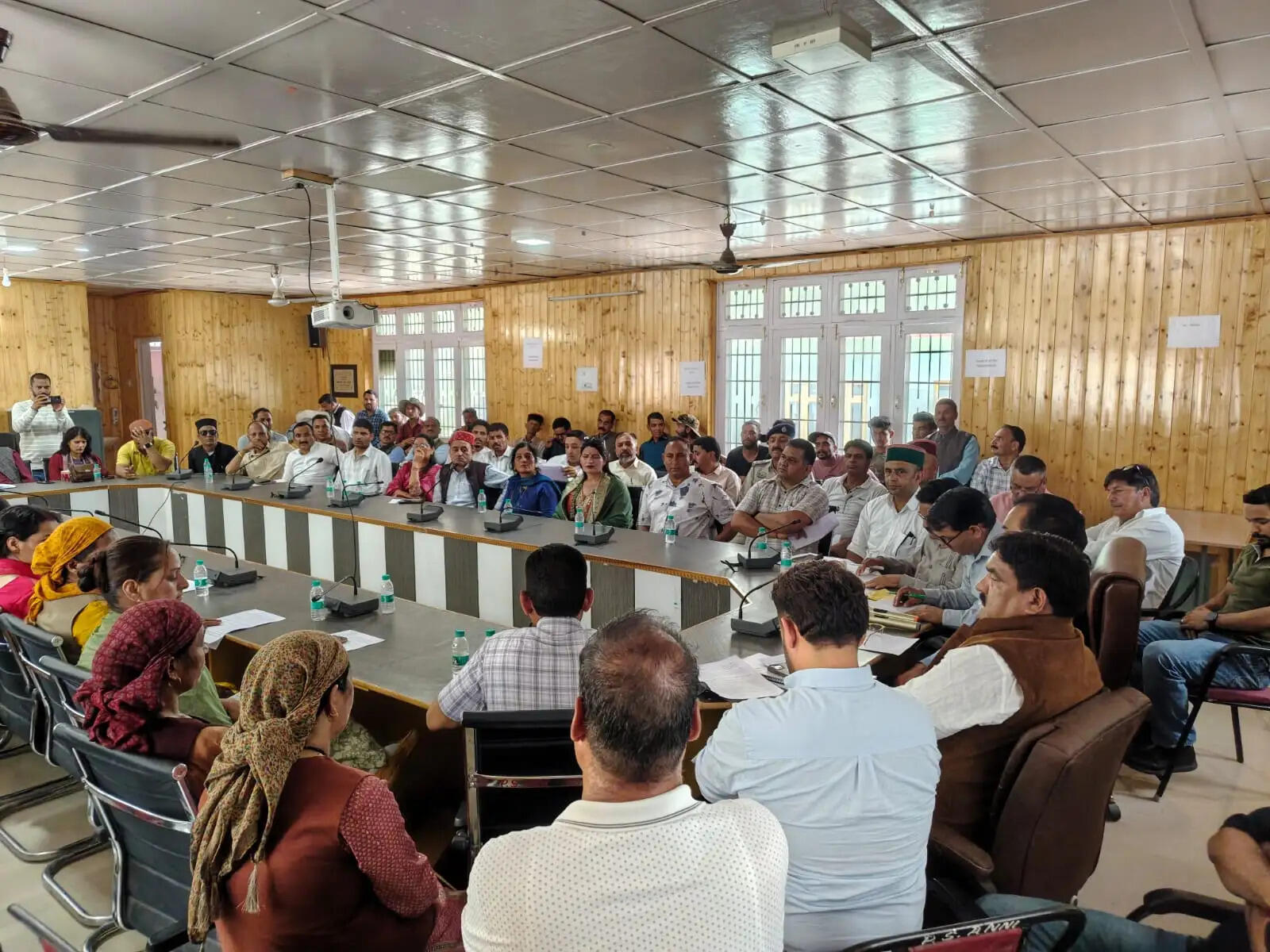 बैठक का संचालन डीएफओ लुहरी चमन राव ने किया। इस दौरान एसडीएम लक्ष्मण सिंह कनेत, डीएसपी राजीव मेहता, आईपीएच के एक्सईएन किशोर शर्मा, पंचायत समिति अध्यक्ष सतपाल ठाकुर, जिला परिषद सदस्य रीमा ठाकुर, पूर्व विधायक किशोरी लाल, पूर्व जिला परिषद चेयरमैन पंकज परमार, नौ पंचायतों के प्रधान और बड़ी संख्या में स्थानीय युवा उपस्थित रहे।