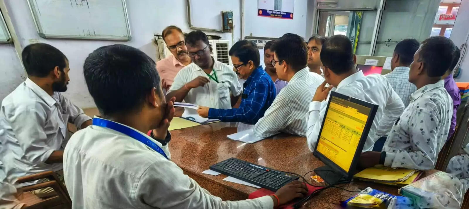 Varanasi News: पूर्वोत्तर रेलवे के अपर महाप्रबन्धक  दिनेश कुमार सिंह  ने आज गोरखपुर-छपरा  खण्ड का विण्डो ट्रेलिंग, छपरा  स्टेशन एवं यार्ड का  निरीक्षण किया
