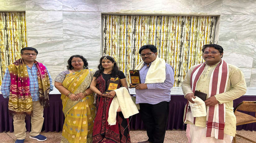 Ayodhya News: वरिष्ठ पत्रकार महेंद्र त्रिपाठी व एक्टर सिंगर कल्चर दीदी कुसुम वर्मा हुई सम्मानित 