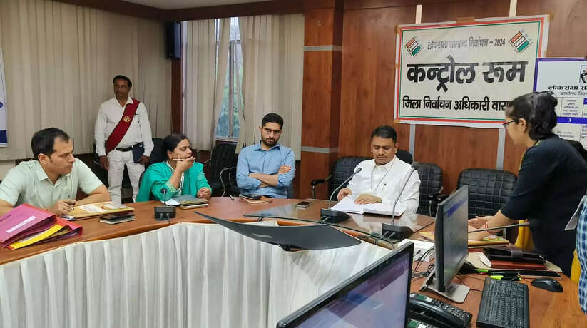 Varanasi News: जिलाधिकारी/जिला निर्वाचन अधिकारी ने चुनाव कंट्रोल रूम का किया औचक निरीक्षण
