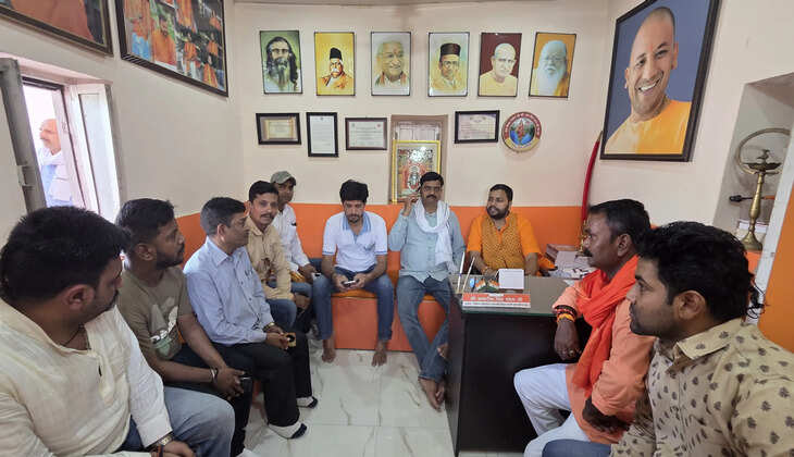 योगी आदित्यनाथ के पदचिन्हों पर चल रहे अम्बरीष सिंह भोला, जनसुनवाई कर सुनीं लोगों की समस्याएं