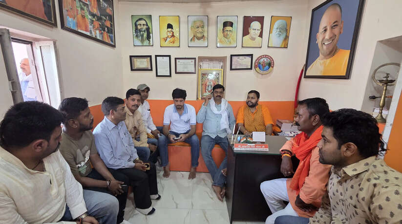 योगी आदित्यनाथ के पदचिन्हों पर चल रहे अम्बरीष सिंह भोला, जनसुनवाई कर सुनीं लोगों की समस्याएं