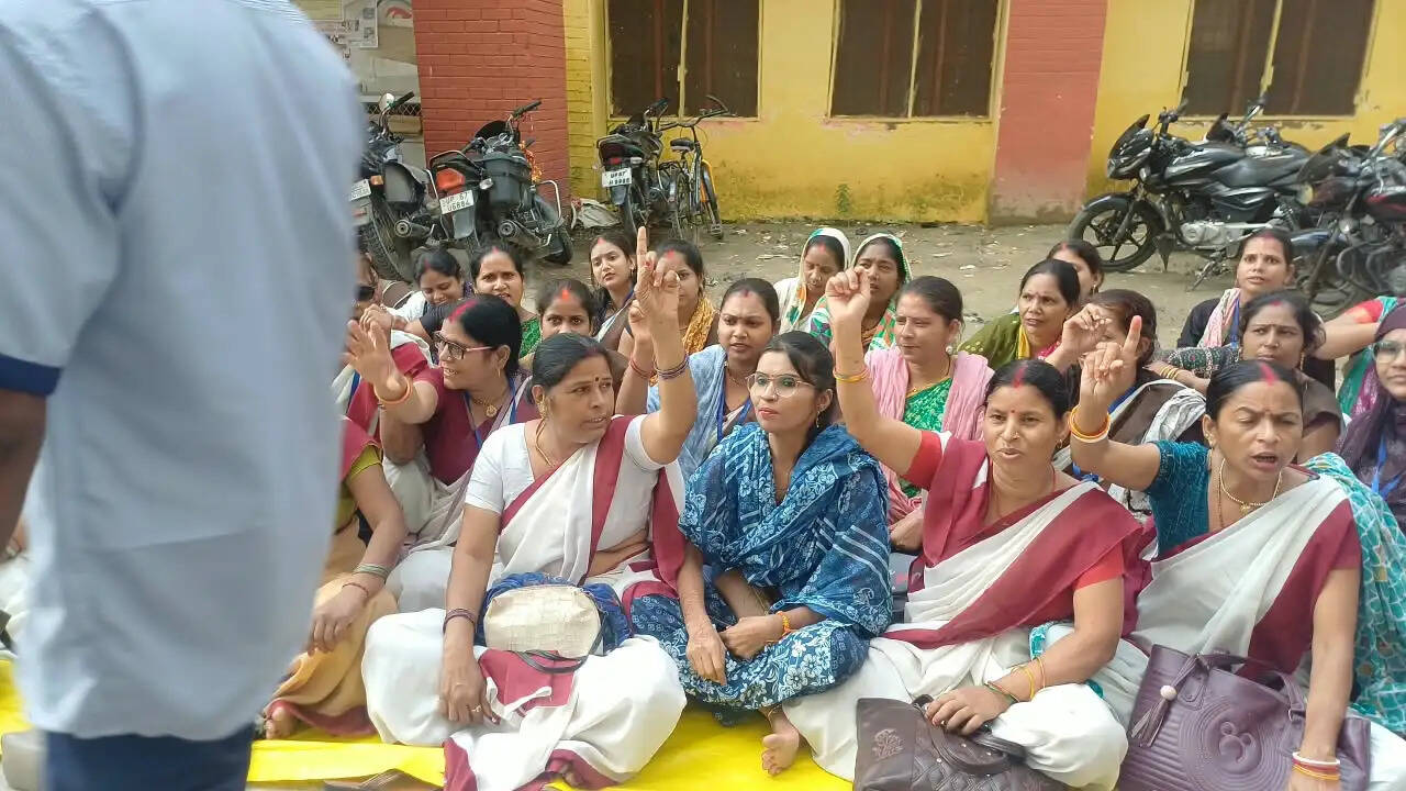प्रदर्शन के दौरान आशा कार्यकर्ताओं ने “2 हजार में दम नहीं, 20 हजार से कम नहीं” का नारा लगाते हुए अपनी नाराजगी जाहिर की। उनका कहना था कि स्वास्थ्य सेवाओं से जुड़ी विभिन्न जिम्मेदारियों का निर्वहन करने के बावजूद उन्हें मिलने वाला मानदेय उनकी अपेक्षाओं के अनुरूप नहीं है। इसी को लेकर उन्होंने मानदेय बढ़ाकर 20 हजार रुपये करने की मांग उठाई।