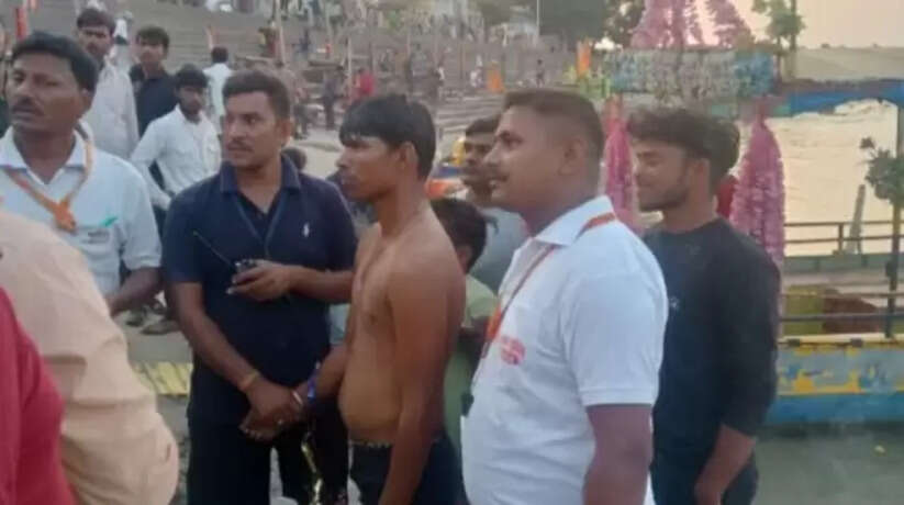 Ayodhya News: जल पुलिस की सक्रियता से विसर्जन के दौरान डूब रहे युवक की बची जान