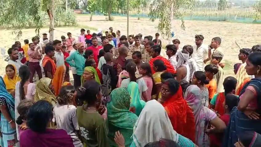 जानकारी के अनुसार, परिवार की बुजुर्ग महिला के निधन के बाद तेरहवीं संस्कार का कार्यक्रम चल रहा था। इसी दौरान ब्रह्मभोज के खर्च और व्यवस्थाओं को लेकर भाइयों के बीच कहासुनी शुरू हो गई। देखते ही देखते विवाद हिंसक हो गया और बड़े भाई दुर्गविजय शर्मा ने कथित रूप से अपने छोटे भाई सत्यप्रकाश उर्फ शुभम शर्मा (23) पर गोली चला दी।