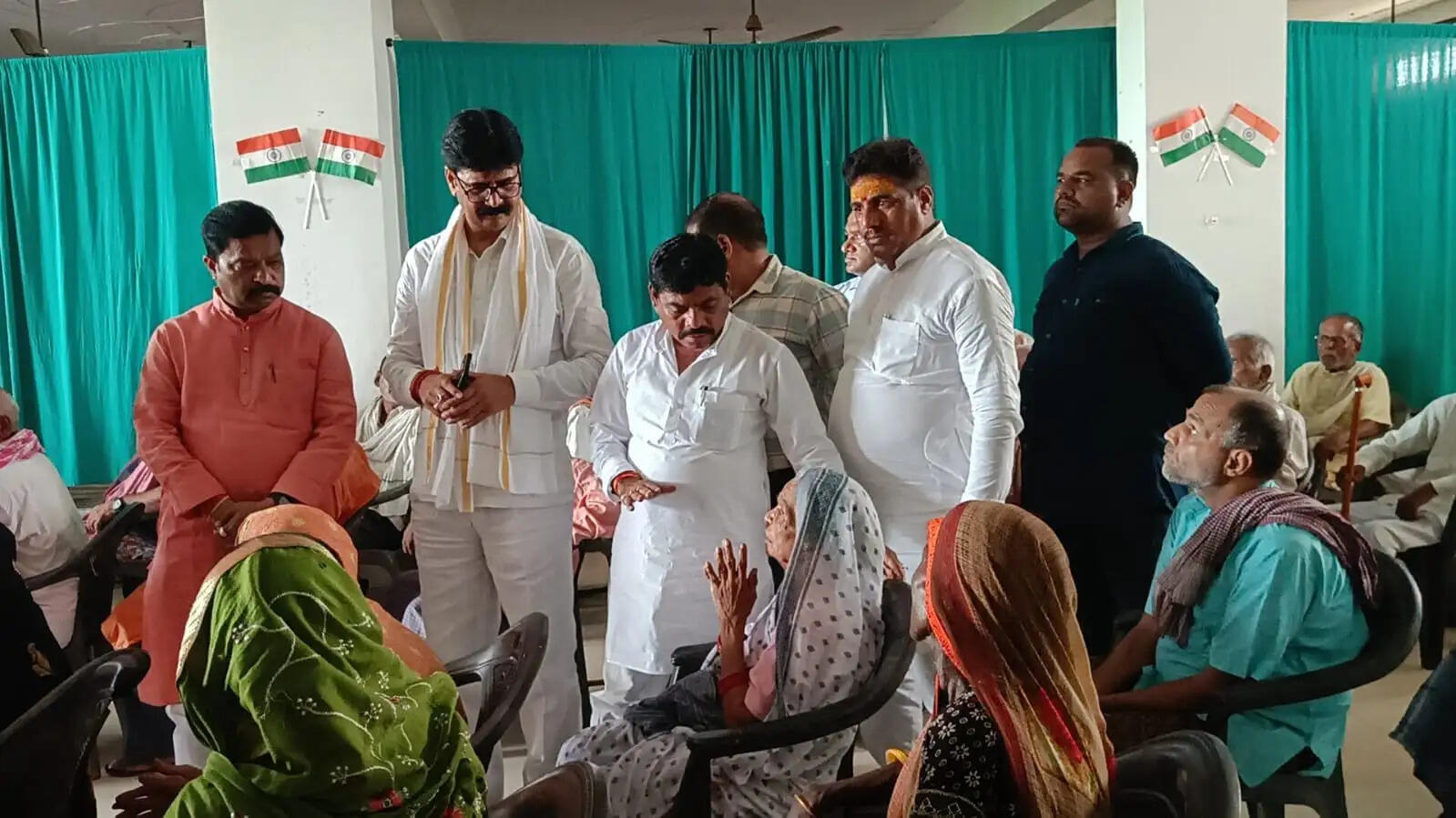 प्रभारी मंत्री ने मद्धूपुर वृद्धाश्रम का किया औचक निरीक्षण, बुजुर्गों का जाना कुशलक्षेम