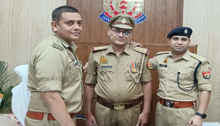 गोरखपुर पुलिस कार्यालय के वरिष्ठ लिपिक चंद्र भूषण सिंह को पदोन्नति के बाद निरीक्षक (लिपिक) बनाया गया। एसएसपी डॉ. कौस्तुभ ने पिपिंग सेरेमनी में कंधे पर स्टार लगाकर शुभकामनाएं दीं।