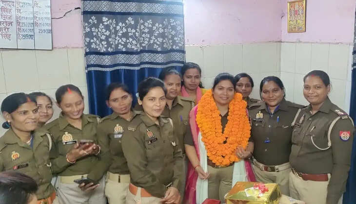 चंदौली जनपद में 3 दिन पूर्व एसपी आदित्यलंगे ने जिले के चार थाना प्रभारी का तबादला कर दिया था इसके बाद रविवार को अलीनगर महिला थाने की प्रभारी वी सैकड़ो परिवार की प्रिय रही उप निरीक्षक प्रियंका सिंह के विदाई समारोह कार्यक्रम का आयोजन महिला थाना परिसर में किया गया जिसमें महिला पुलिसकर्मियों व समाजसेवियों ने उन्हें भावुक बधाई दी विदाई करते वक्त सबके आंखों से आंसू छलक  उठे इसके बाद वहां वहां से अपने नए स्थानांतरित जगह इलियाँ थाना पहुंची। बता दें कि प्रियंका सिंह महिला थाना की प्रभारी रहते हुए लगभग 500 से अधिक बिछड़े परिवारों को एक करते हुए उनके घर को बरसाने में अपने अहम भूमिका निभाई है जिनके पहल से सैकड़ो परिवार आज एक दूसरे के साथ अपनी खुशी से रह रहे हैं रविवार को स्थानीय महिला थाना परिसर में महिला पुलिस कर्मियों व द्वारा उनकी विदाई समारोह कार्यक्रम का आयोजन किया गया जिसमें की 7 डेज फाउंडेशन की संस्थापिका कोमल गुप्ता महिला थाने की नवजात प्रभारी पूजा कर सहित महिला पुलिसकर्मियों तथा मौजूद लोगों ने उन्हें माला पहनने के साथ ही स्मृति चिन्ह वह अंग वस्त्र देखकर सम्मानित किया उनके विदाई समारोह में महिला पुलिसकर्मियों की आंखों से आंसू छलक पड़े थे उनके अच्छे कार्यों को याद करते हुए महिला पुलिसकर्मी रो पड़ी इस दौरान महिला दीवान व कांस्टेबल सुषमा सुनीता विजय वर्मा कोमल गुप्ता रंजना कांति सहित तमाम लोग मौजूद रहे