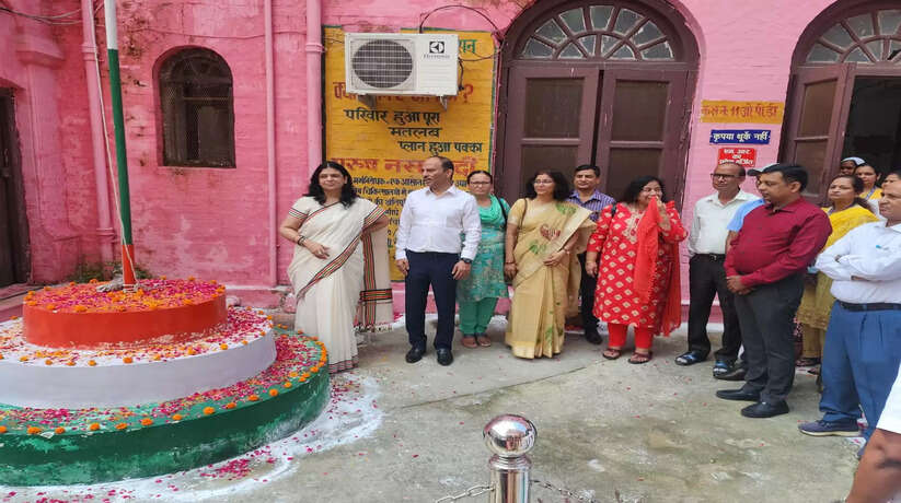 Independence Day 2023: वाराणसी जिला मण्डलीय चिकित्सालय में ध्वजारोहण का कार्यक्रम संपन्न