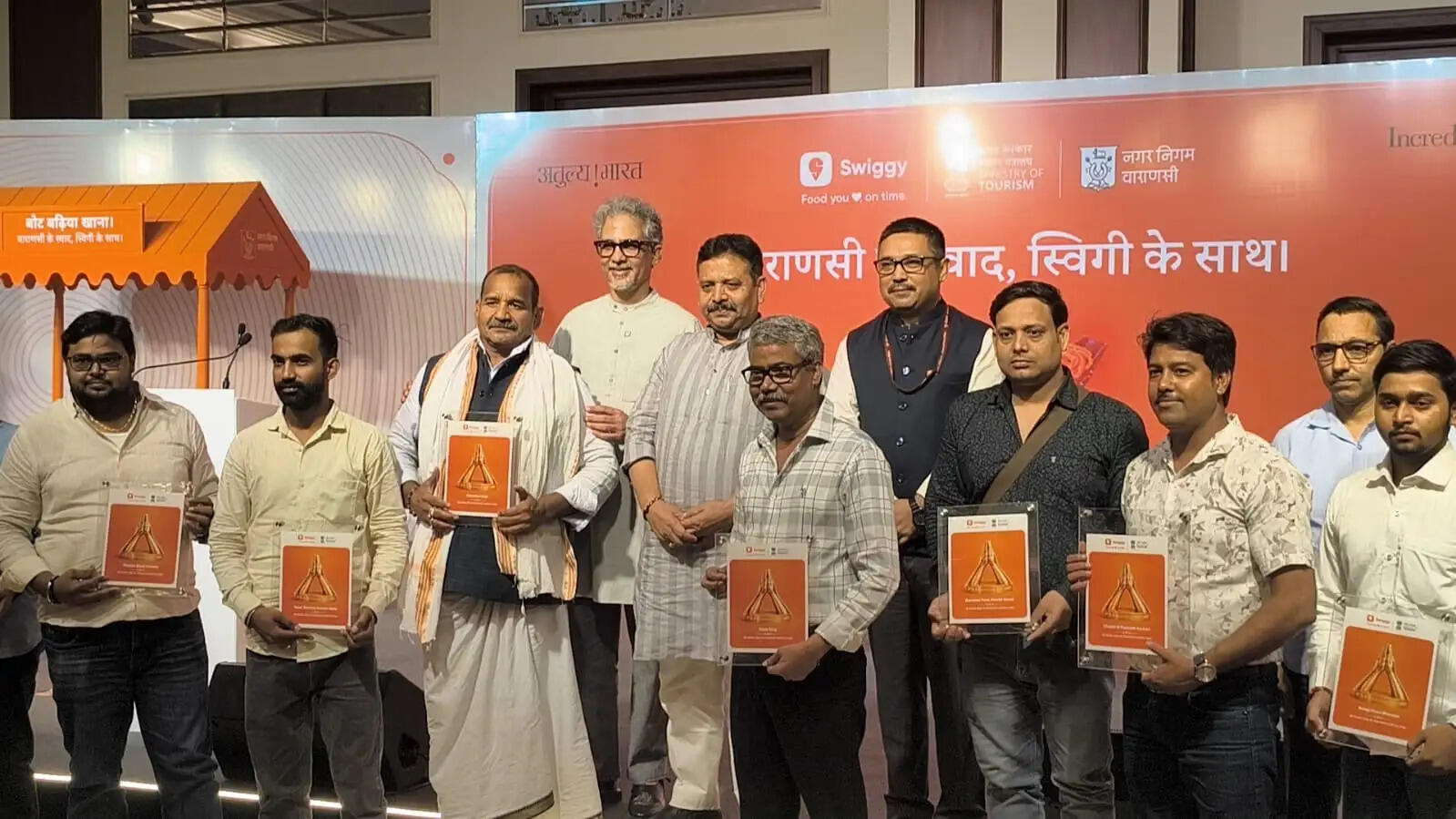 कार्यक्रम के दौरान काशी चाट भंडार, चाची की प्रसिद्ध कचौरी, लक्ष्मी चाय, पहलवान लस्सी, गामा पान भंडार, पाठक जी ठंडाई वाला, पॉपुलर बाटी चोखा, नीलू कचौरी, टेस्ट किंग, नेताजी पान भंडार, गौरी शंकर कचौरी वाला तथा बनारसी पान मंदिर (लक्सा) सहित 12 प्रसिद्ध खाद्य प्रतिष्ठानों के प्रतिनिधियों को सम्मानित किया गया। पर्यटन विभाग की ओर से उन्हें विशेष प्रमाण पत्र एवं स्मृति पट्टिका प्रदान की गई, जो उनकी विरासत, गुणवत्ता और वर्षों से बनाए गए भरोसे का प्रतीक है।