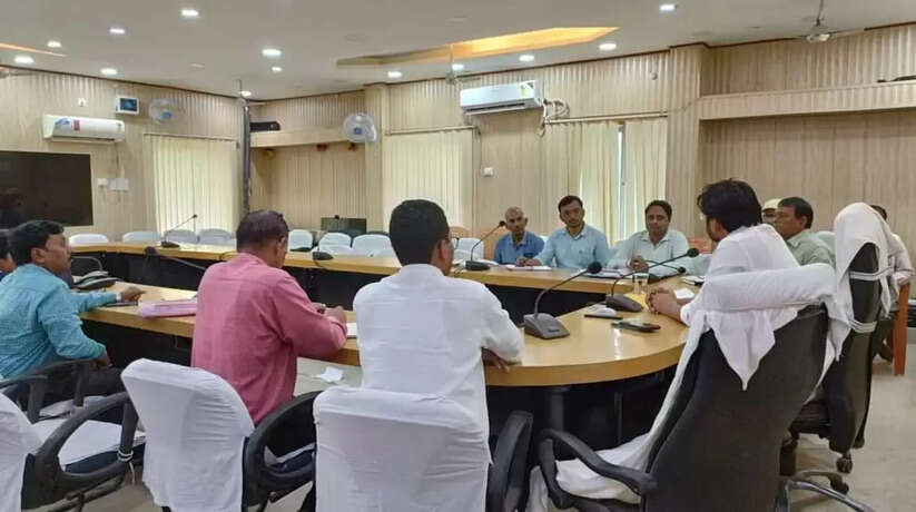 Madhubani News: डेंगू से बचाव को लेकर लगातार विशेष दवा का छिड़काव करने एवं फॉगिंग करते रहने का दिया निर्देश