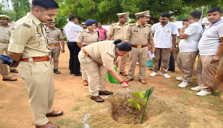 मिर्जापुर में वन महोत्सव-2026 के तहत 'एक पेड़ माँ के नाम' अभियान के अंतर्गत जिलाधिकारी पवन कुमार गंगवार और पुलिस अधीक्षक अपर्णा रजत कौशिक ने पुलिस लाइन परिसर में वृक्षारोपण कर पर्यावरण संरक्षण और पौधों के संरक्षण का संदेश दिया।