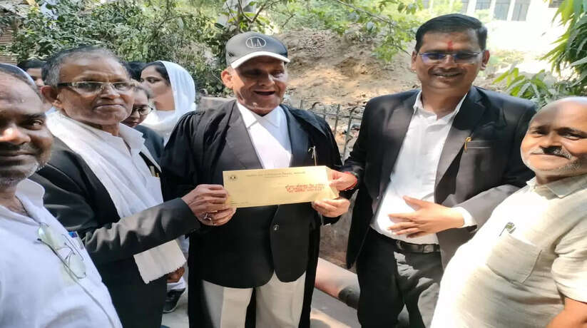 वाराणसी में एसडीएम के खिलाफ वकीलों में आक्रोश, महापंचायत के लिए जुटा रहे समर्थन