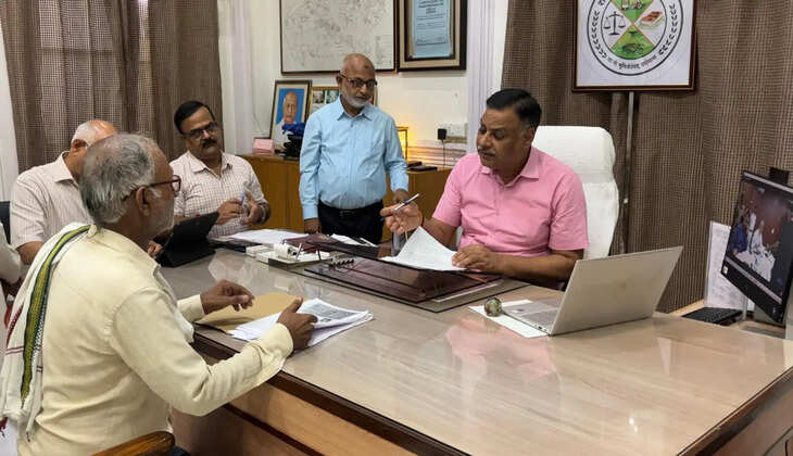मिर्जापुर के जिलाधिकारी पवन कुमार गंगवार ने जनता दर्शन में फरियादियों की शिकायतें सुनकर समयबद्ध निस्तारण के निर्देश दिए। इसके बाद UPTET 2026 परीक्षा केंद्रों का निरीक्षण कर नकलविहीन और पारदर्शी परीक्षा सुनिश्चित करने के निर्देश दिए।