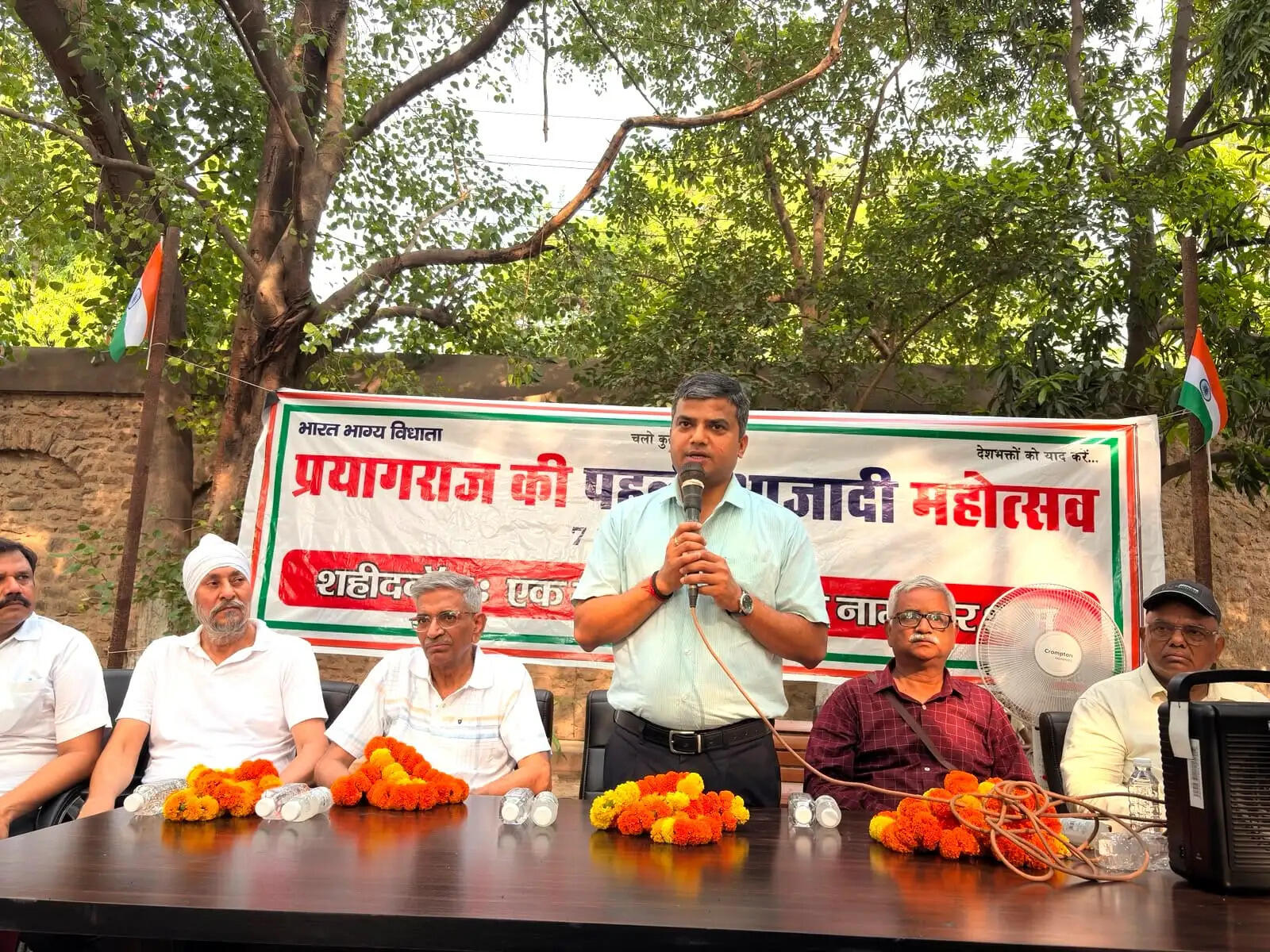 अपने संबोधन में जिलाधिकारी ने कहा कि प्रयागराज की धरती सदैव क्रांतिकारियों और राष्ट्रभक्तों की कर्मभूमि रही है। वर्ष 1857 में मिली दस दिनों की स्वतंत्रता भारतीय स्वतंत्रता संग्राम का एक स्वर्णिम अध्याय है, जिसे आने वाली पीढ़ियों तक पहुंचाना हम सभी की जिम्मेदारी है।