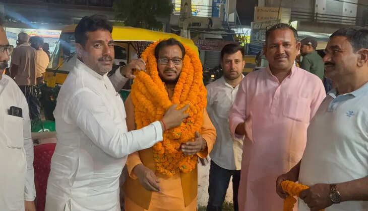 ​​सकलडीहा में डॉ. शंभूनाथ गोंड का स्वागत, सूर्यमुनी तिवारी के नेतृत्व में हुआ अभिनंदन