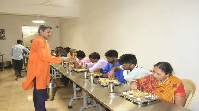 वाराणसी में बाबा का प्रसाद लेने पहुंचे श्रद्धालु, दर्शनार्थियों की सुविधा के लिए शुरू की गई शाम की व्यवस्था