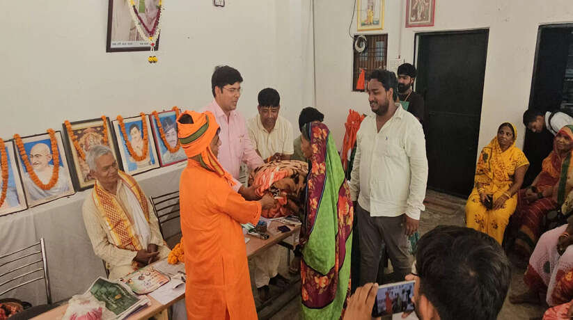 प्रयागराज में बाढ़ राहत सामग्री का जरूरतमंदों में किया गया वितरण