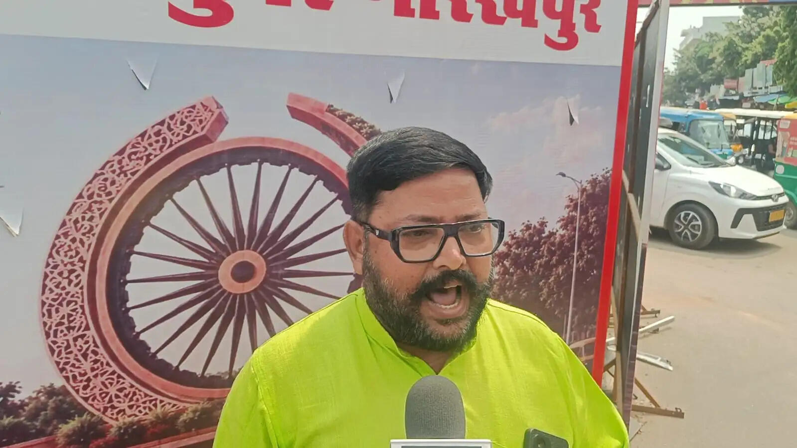 नगर निगम के अनुसार, यातायात तिराहे के सौंदर्यीकरण का काम चल रहा है। निर्माण कार्य के दौरान प्रतिमा को सुरक्षित रखने के उद्देश्य से उसे वहां से हटाया गया। निगम अधिकारियों का कहना है कि प्रतिमा को किसी तरह का नुकसान नहीं पहुंचाया गया है और वह पूरी तरह सुरक्षित है।