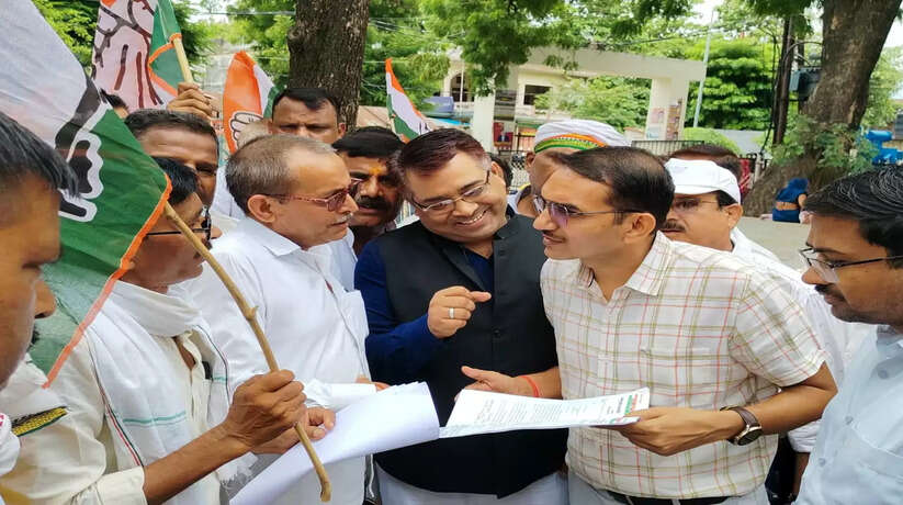 अजय राय समेत 10 कार्यकर्ताओं पर केस के विरोध में कांग्रेसी कार्यकर्ताओं ने राज्यपाल को भेजा ज्ञापन