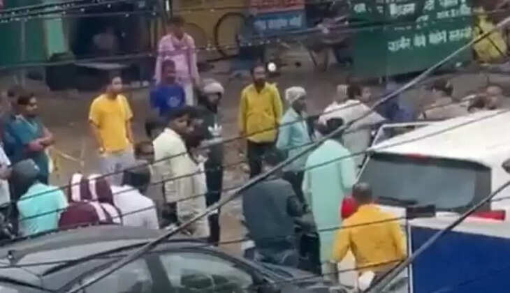 Cabinet Ministers were Doing Such Work: बीच सड़क में व्यक्ति&nbsp;के साथ ऐसा काम कर रहे थे कैबिनेट मंत्री, वीडियो वायरल होने के बाद मचा बवाल