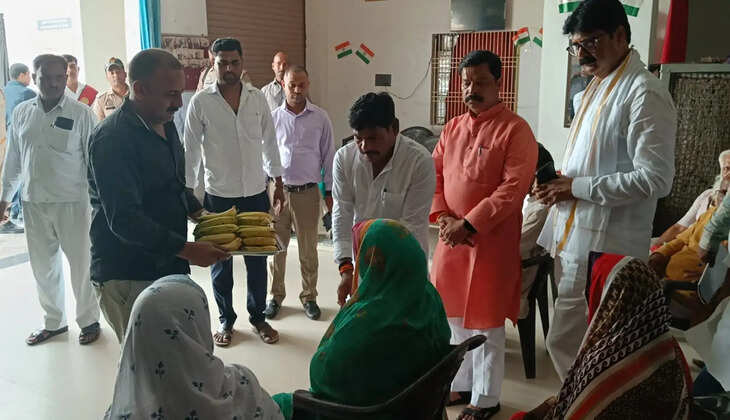 प्रभारी मंत्री ने मद्धूपुर वृद्धाश्रम का किया औचक निरीक्षण, बुजुर्गों का जाना कुशलक्षेम