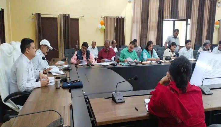 Chandauli News:&nbsp;जिलाधिकारी की अध्यक्षता में जिला स्वच्छ भारत मिशन मैनेजमेंट कमेटी एवं ग्राम विकास की बैठक संपन्न
