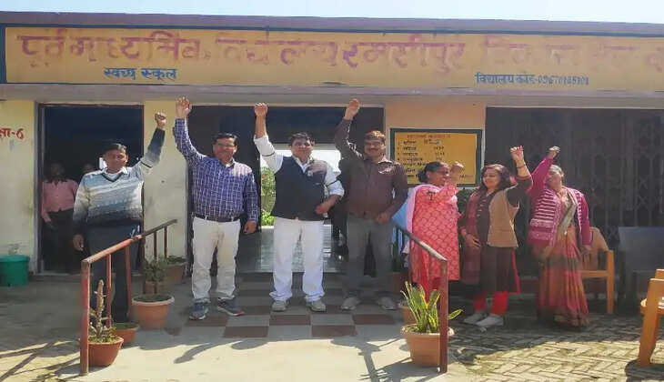 Varanasi News: ऑन लाइन उपस्थिति &nbsp;एवम पंजीकाओ के डिजिटलाईजेशन के विरोध में शिक्षकों ने काली पट्टी बांधकर किया विरोध