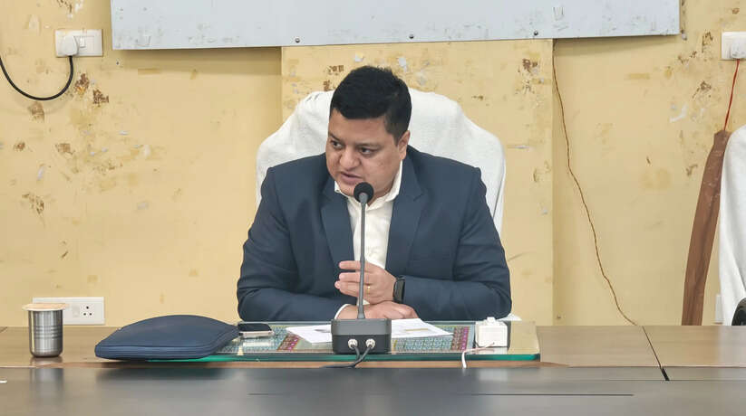*पड़ाव-रामनगर सड़क निर्माण में उत्पन्न समस्याओं का नियमानुसार हो समाधान* *पीडब्ल्यूडी को निर्देश: बिना नोटिस दिये बगैर किसी के मकान का न हो तनिक नुकसान* जिलाधिकारी *सम्बन्धित अधिकारियों को निर्देश: प्रभावित लोगों को सरकार के गाइड लाइन के अनुसार अंश निर्धारण कर उचित मूल्य दिया जाय*.. जिलाधिकारी जिलाधिकारी निखिल टी फुंडे की अध्यक्षता में पड़ाव रामनगर सड़क निर्माण के सम्बन्ध में बैठक कलेक्ट्रेट सभागार में सम्पन्न हुई। जिलाधिकारी ने अधिशासी अभियंता पीडब्ल्यूडी को निर्देश दिया कि सड़क निर्माण में जिन काश्तकार/भवन स्वामी का जमीन या मकान प्रभावित हो रहे है उनको पहले नोटिस दे फिर आगे की नियमानुसार प्रक्रिया सुनिश्चित की जाय। जिलाधिकारी ने बैठक के दौरान संबंधित अधिकारी को किसी भी प्रकार की लापरवाही न बरतने के सख्त निर्देश दिए। उन्होंने उपस्थित सड़क चौड़ीकरण में जिन काश्तकार की जमीन या मकान आ रहा है उन व्यक्तियों से वार्ता करते हुये कहा कि जिनकी निजी जमीन प्रभावित हो रही है या निजी जमीन पर भवनों का निर्माण है उनके जमीन के साथ भवन का भी अंश निर्धारण कर उचित मूल्य दिया जाएगा साथ ही अगर किसी के द्वारा सरकारी जमीन, बंजर या गांव समाज की जमीन पर निर्माण होगा उनको सिर्फ भवन का मुआवजा दिया जाएगा। जिलाधिकारी ने बैठक के अन्त में उपस्थित नागरिकों को भरोसा दिलाते हुये कहा कि सड़क चौड़ीकरण में जिनकी जमीन/घर आ रहा है उन व्यक्तियों के साथ किसी भी प्रकार का अन्याय नहीं होगा सारे कार्य नियमानुसार किए जाएंगे। जिसपर उपस्थित नागरिकों ने फैसले का तालियों से स्वागत किया। बैठक के दौरान अपर जिलाधिकारी वि०रा० सुरेन्द्र सिंह, उप जिलाधिकारी पीडीडीयू नगर सहित अन्य संबंधित अधिकारी तथा नागरिक उपस्थित रहे।