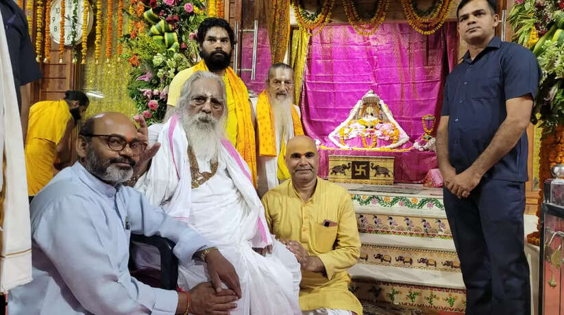 Ayodhya News: महंत नृत्य गोपाल दास ने श्री राम जन्मभूमि के निर्माण कार्यों का किया अवलोकन