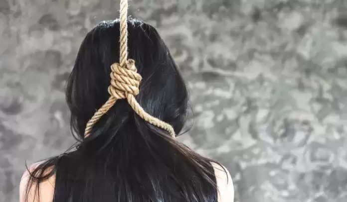 Troubled by the threat of making audio viral in Rae Bareli, the girl hanged herself.