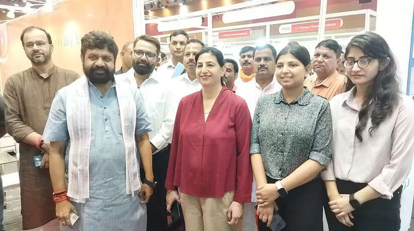 आयुष मंत्री दयाशंकर मिश्र दयालु ने फार्मा एक्सपोटेक प्रदर्शनी का किया उद्घाटन