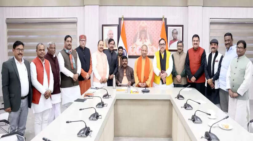 वाराणसी के सभी विधायकों के साथ मुख्यमंत्री योगी आदित्यनाथ ने की बैठक, वाराणसी के विकास को लेकर हुई चर्चा