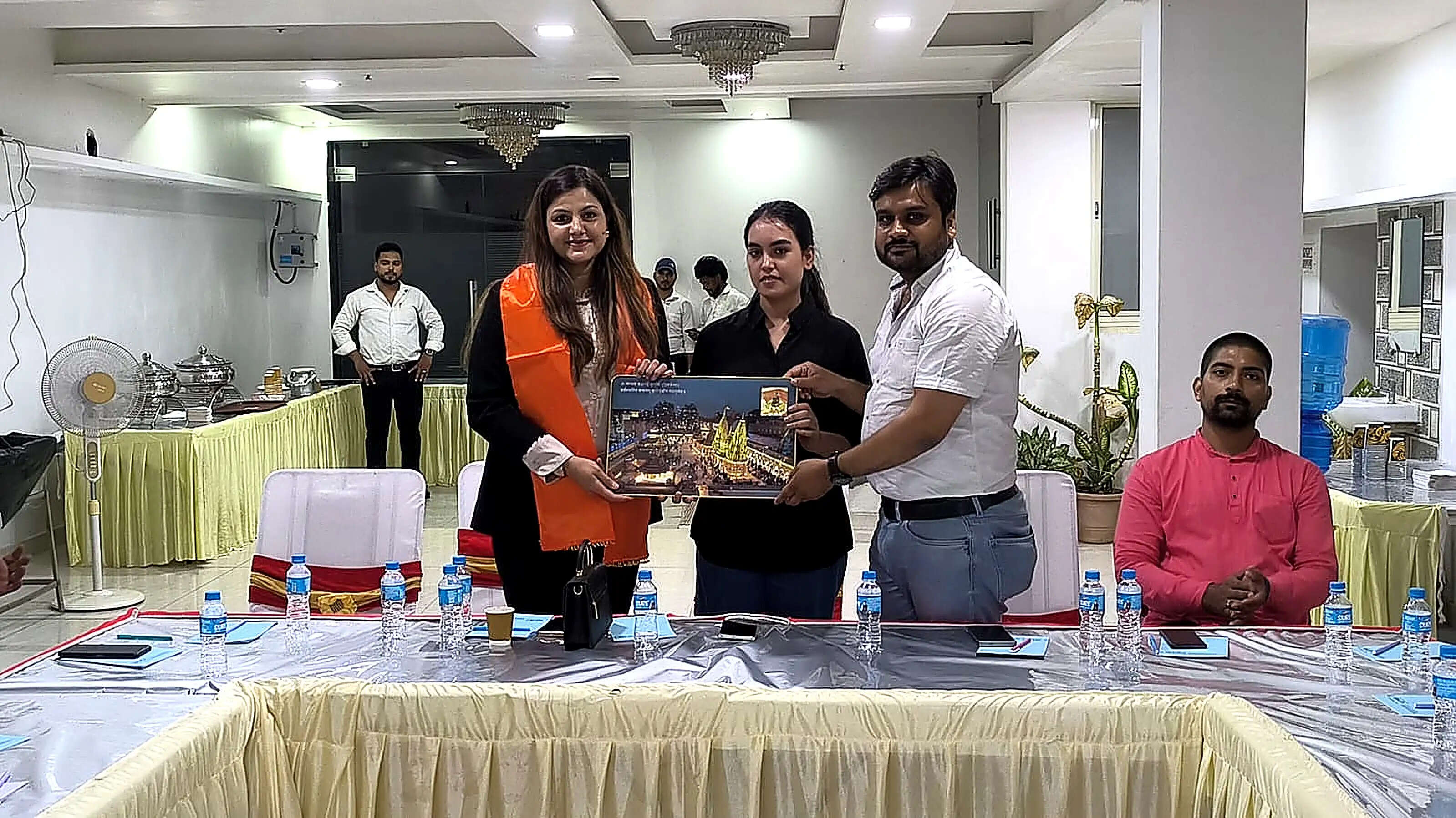 कार्यक्रम की मुख्य वक्ता प्रसिद्ध मोटिवेशनल स्पीकर एवं व्यवसायिक मार्गदर्शक रश्मि दिदवानिया रहीं। उन्होंने अपने प्रेरक संबोधन “फर्श से अर्श तक” के माध्यम से सफलता, अनुशासन और निरंतर प्रयास के महत्व पर प्रकाश डाला। उनके विचारों और अनुभवों ने उपस्थित सदस्यों को विशेष रूप से प्रेरित किया।