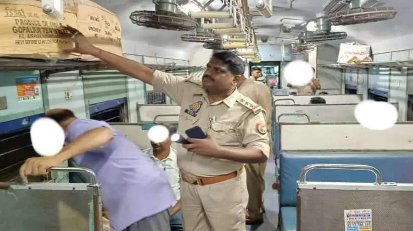 Chandauli News: चन्दौली में अवैध शराब के विरुद्ध रेलवे स्टेशनों पर चलाया गया विशेष चेकिंग अभियान