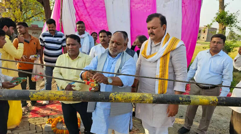 Varanasi News: ऊंचाई वाले सबवे (LHS) का शिलन्यास सदस्य विधानपरिषद हंसराज विश्वकर्मा के कर कमलों द्वारा सम्पन्न हुआ