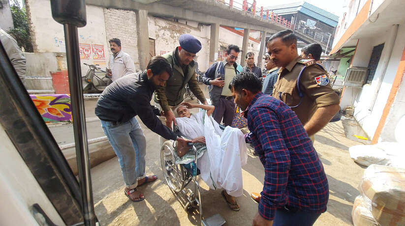 Chandauli News: डीडीयू जंक्शन के एस्केलेटर के पास बीमार पड़ी थी वृद्ध महिला, पुलिसकर्मियों ने भेजवाया अस्पताल
