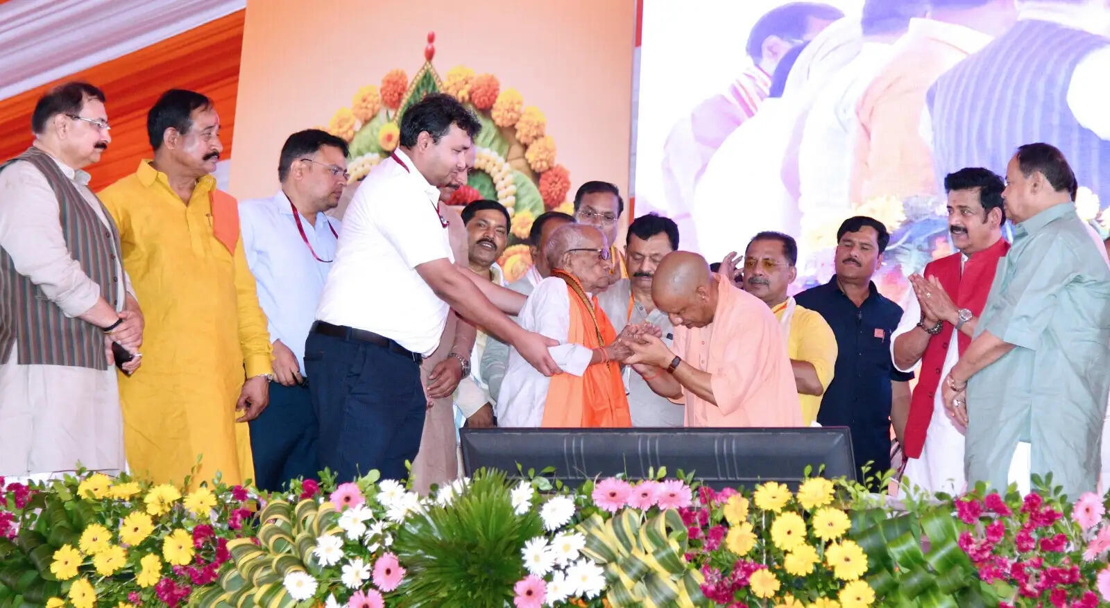 मुख्यमंत्री योगी आदित्यनाथ ने कहा कि कुशीनगर अंतरराष्ट्रीय पर्यटन की दृष्टि से महत्वपूर्ण जिला है। प्रदेश सरकार यहां पर्यटन को बढ़ावा देने के लिए लगातार कार्य कर रही है। नई सड़कों का निर्माण, बेहतर आधारभूत सुविधाएं और विकास योजनाएं कुशीनगर को नई पहचान दिलाने में महत्वपूर्ण भूमिका निभाएंगी।