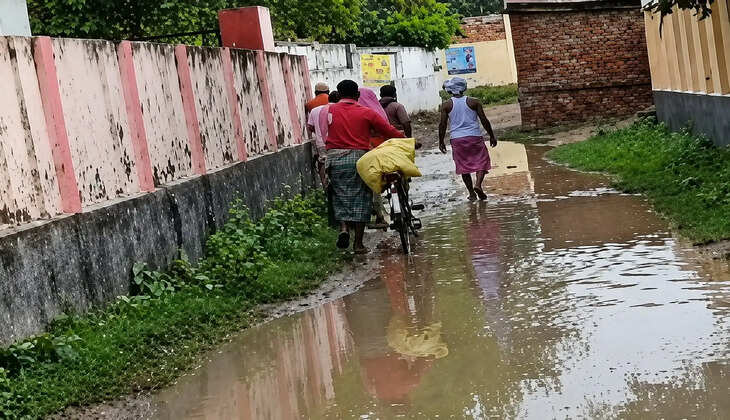 हलुआ गांव में सड़क निर्माण को लेकर उठे सवाल, ग्रामीणों ने जांच की मांग की