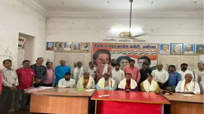 Ayodhya News: कांग्रेस कार्यकर्ताओं ने शिक्षकों को सम्मानित कर मनाया शिक्षक दिवस